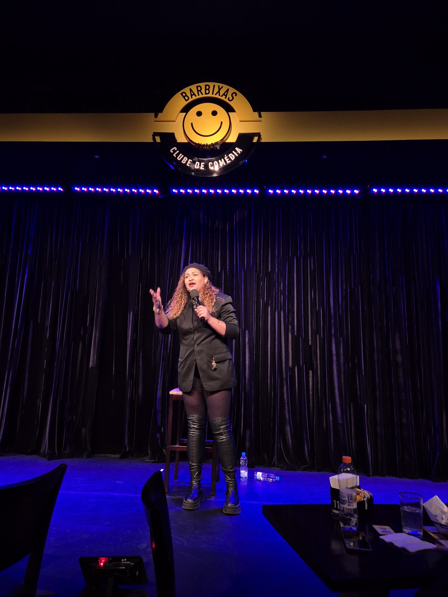 Niny se apresentando no Barbixas Clube de Comédia